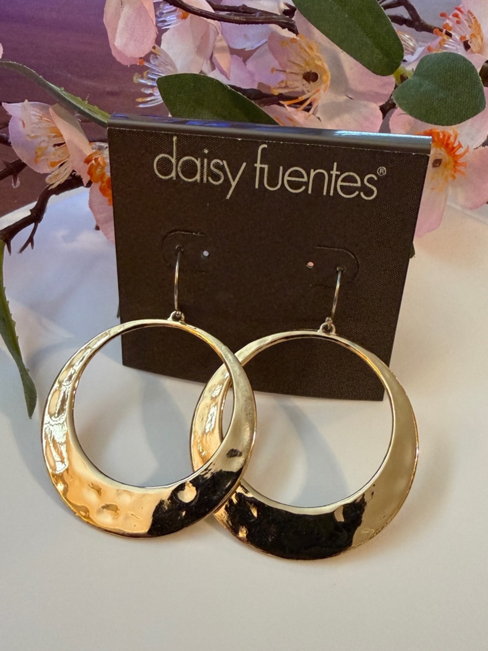 Daisy Fuentes Shiny Gold Crescent Hoop Earrings 🐼